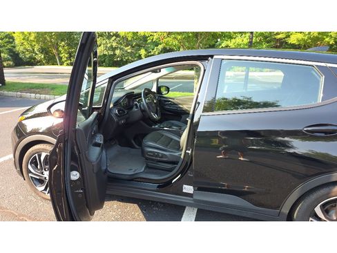 Used 2023 Chevrolet Bolt LT w/ Infotainment Package FWD image 5