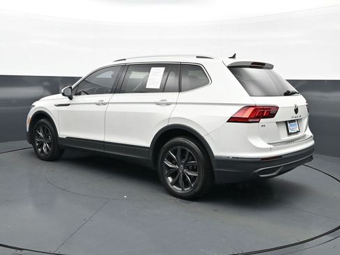 Used 2023 Volkswagen Tiguan SE w/ Panoramic Sunroof Package FWD image 5