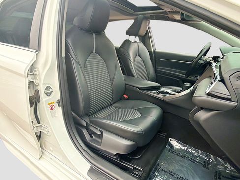 Used 2018 Toyota Camry SE w/ Moonroof Package image 30