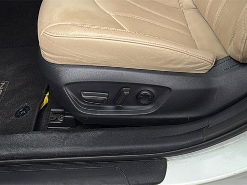 Used 2019 Toyota Avalon XLE image 10