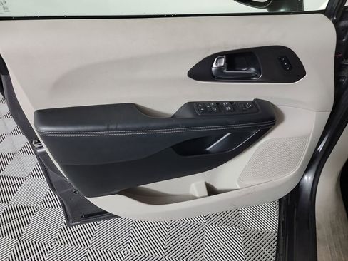 Used 2022 Chrysler Pacifica Touring-L image 9