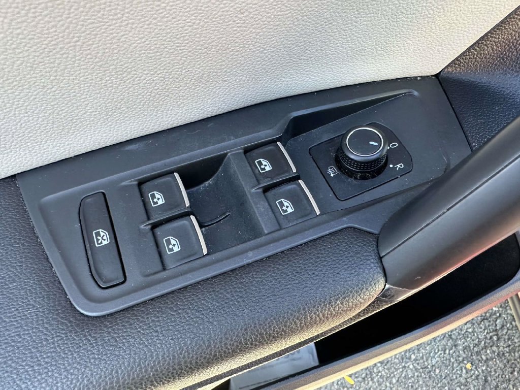 Used 2018 Volkswagen Tiguan SE w/ Panoramic Sunroof Package AWD/4WD image 19