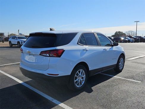 Used 2022 Chevrolet Equinox LS w/ LS Convenience Package image 6