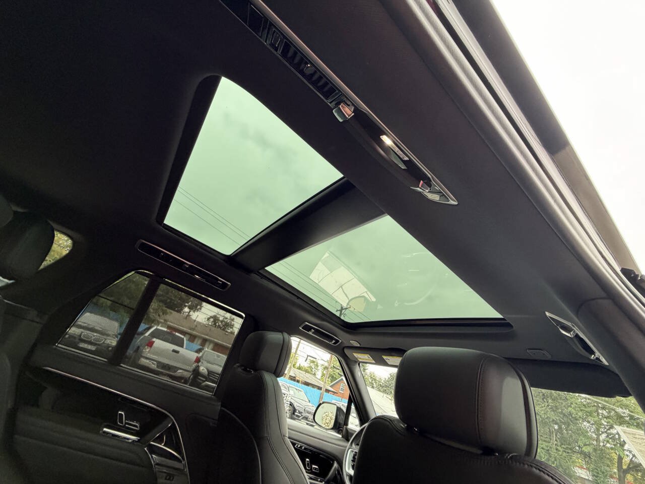 Used 2025 Land Rover Range Rover SE AWD/4WD image 21