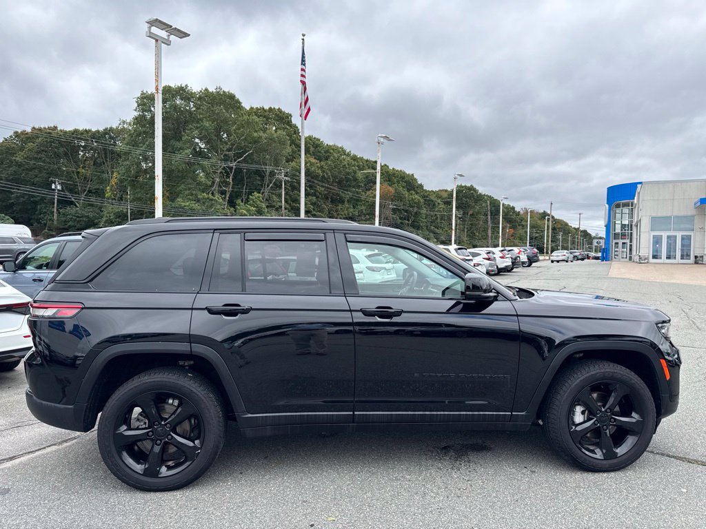 Used 2023 Jeep Grand Cherokee Limited w/ Black Appearance Package AWD/4WD image 3