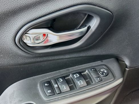 Used 2019 Jeep Cherokee Latitude Plus w/ Comfort/Convenience Group AWD/4WD image 15