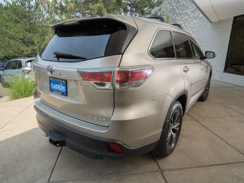 Used 2016 Toyota Highlander XLE AWD/4WD image 6