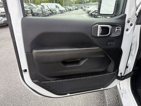 Used 2025 Jeep Wrangler Unlimited Sahara AWD/4WD image 10