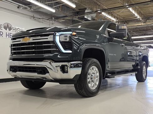 Used 2025 Chevrolet Silverado 2500 LTZ w/ LTZ Premium Package AWD/4WD image 15