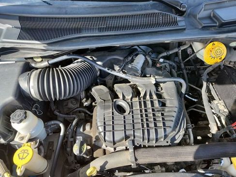 Used 2016 Chrysler Town & Country Touring image 27