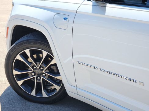 Used 2022 Jeep Grand Cherokee Overland w/ Advanced Protech Group III AWD/4WD image 17