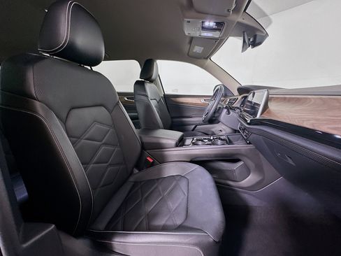 Used 2025 Volkswagen Atlas SE image 32