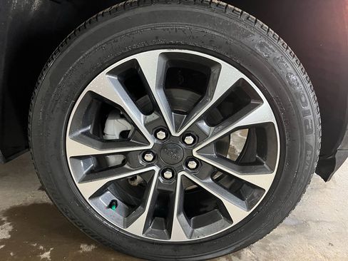 Used 2023 Jeep Grand Cherokee Overland w/ Advanced Protech Group III image 27