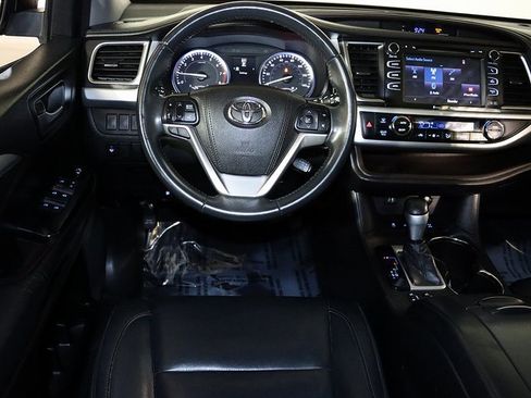 Used 2016 Toyota Highlander XLE image 3