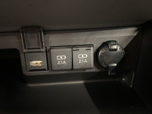 Used 2021 Toyota Highlander L AWD/4WD image 15