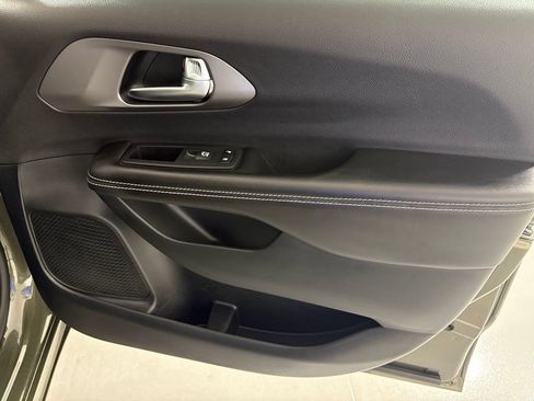 New 2027 Chrysler Pacifica Select FWD image 43