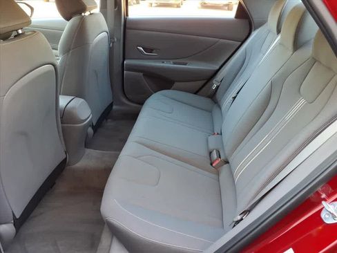 Used 2023 Hyundai Elantra SEL w/ Convenience Package image 9