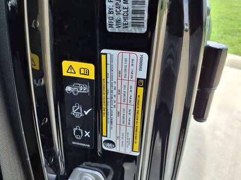 Used 2025 Jeep Wrangler Unlimited Sahara AWD/4WD image 32