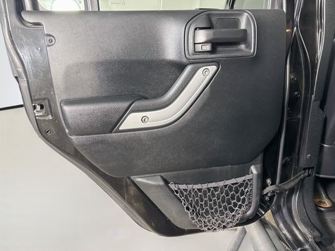 Used 2018 Jeep Wrangler Unlimited Rubicon w/ Cold Weather Group AWD/4WD image 26