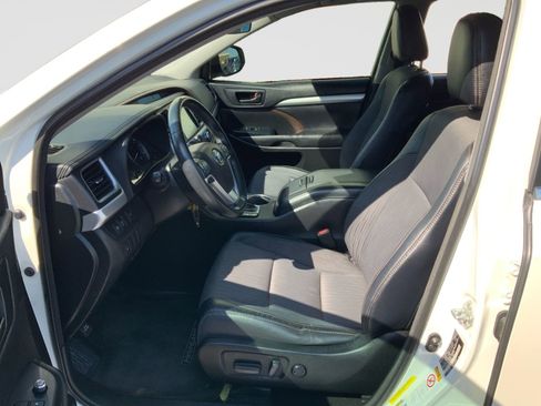 Used 2017 Toyota Highlander Plus FWD image 16