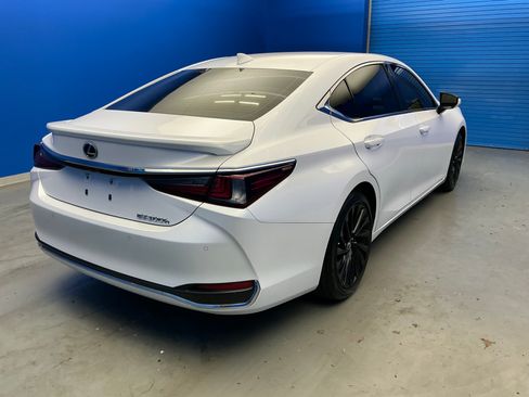 Used 2023 Lexus ES 300h Ultra Luxury FWD image 7