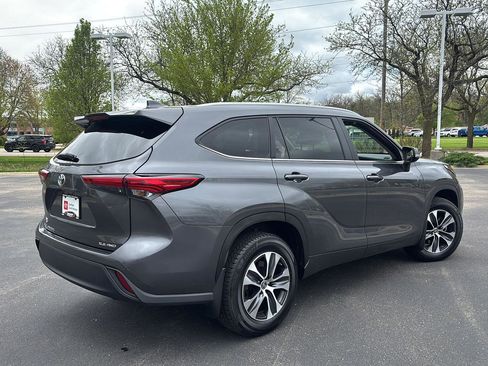 Used 2023 Toyota Highlander XLE AWD/4WD image 10