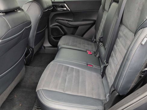 Used 2024 Mitsubishi Outlander SE image 19