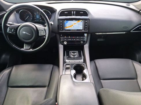 Used 2017 Jaguar F-PACE Premium image 15