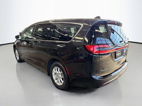 Used 2023 Chrysler Pacifica Touring-L FWD image 8