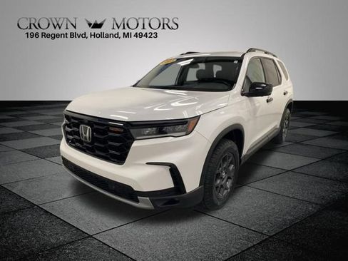 Used 2025 Honda Pilot TrailSport image 3