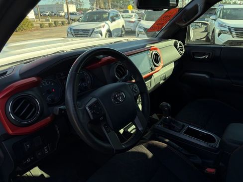 Used 2020 Toyota Tacoma TRD Sport image 15