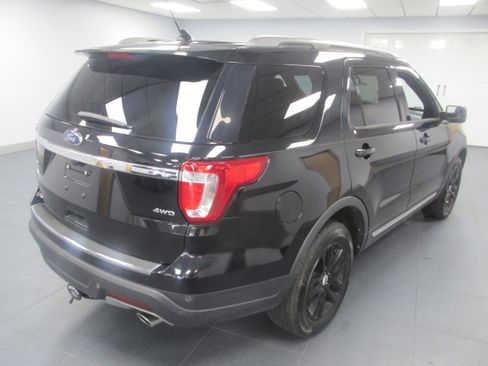 Used 2018 Ford Explorer XLT w/ Equipment Group 202A AWD/4WD image 5