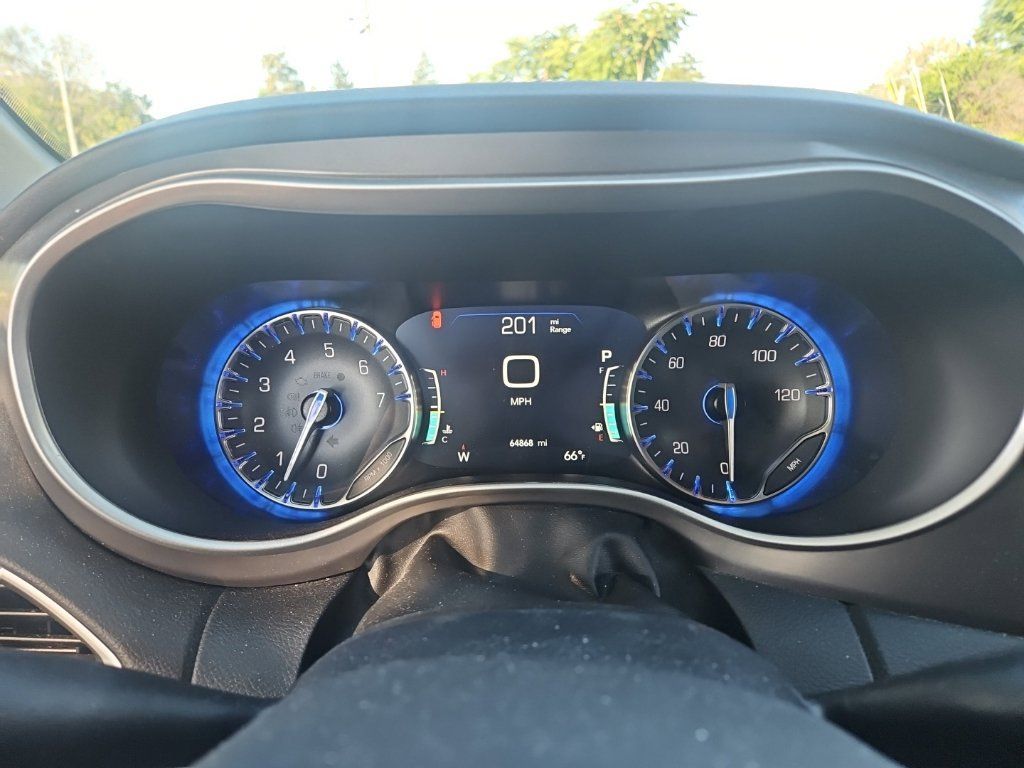 Used 2025 Chrysler Pacifica Select FWD image 8