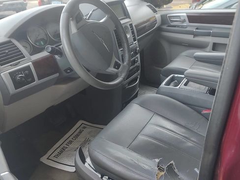 Used 2009 Chrysler Town & Country Touring image 6