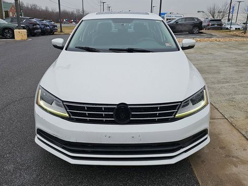 Used 2018 Volkswagen Jetta SE image 2