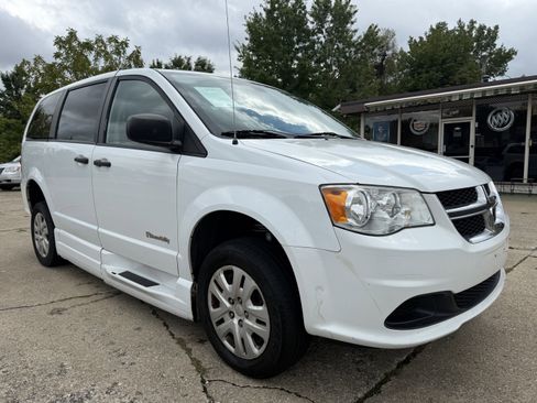 Used 2019 Dodge Grand Caravan SE image 3