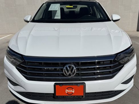 Used 2019 Volkswagen Jetta SE image 2