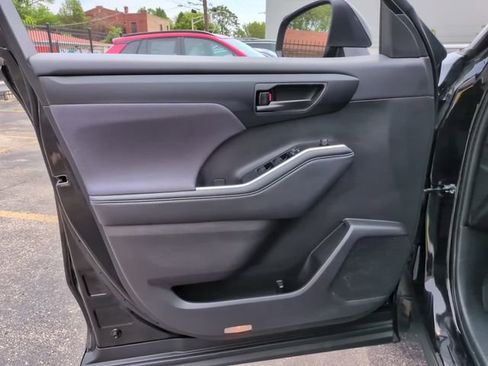 Certified 2025 Toyota Highlander LE FWD image 16