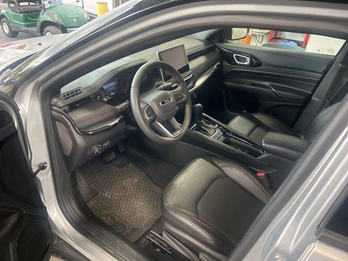 Used 2025 Jeep Compass Trailhawk image 3