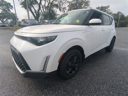 Used 2023 Kia Soul LX w/ LX Technology Package image 9