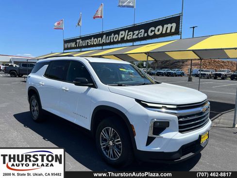 Used 2025 Chevrolet Traverse LT AWD/4WD image 1