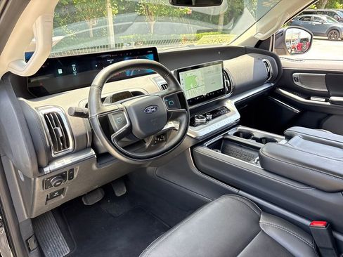 Used 2025 Ford Expedition Platinum AWD/4WD image 6