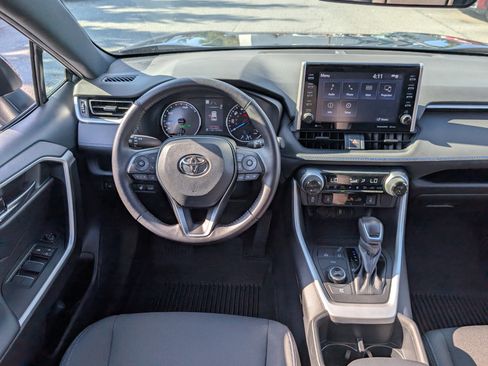 Used 2022 Toyota RAV4 SE image 17