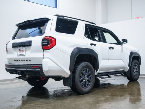 Used 2025 Toyota 4Runner SR5 AWD/4WD image 9