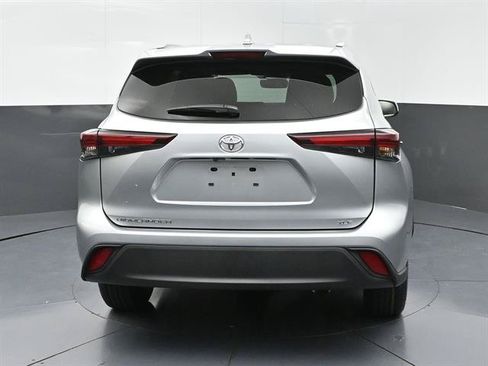 Certified 2025 Toyota Highlander XLE FWD image 28