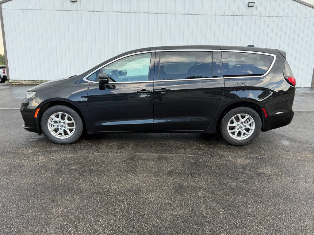 Used 2023 Chrysler Pacifica Touring-L FWD image 8