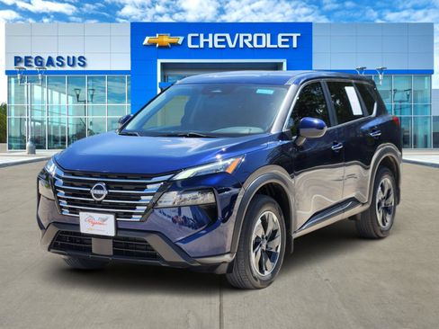 Used 2024 Nissan Rogue SV AWD/4WD image 2