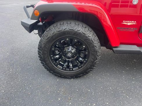 Used 2014 Jeep Wrangler Unlimited Sahara w/ Connectivity Group AWD/4WD image 6