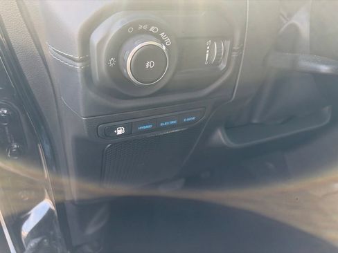 Used 2025 Jeep Wrangler Unlimited Sahara AWD/4WD image 18