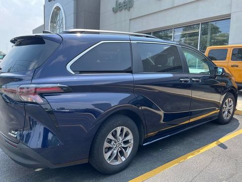 Used 2023 Toyota Sienna XLE FWD image 8